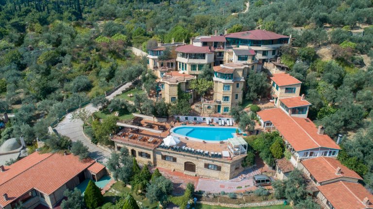 Pinecone Hotel, Yeşilyurt Köyü